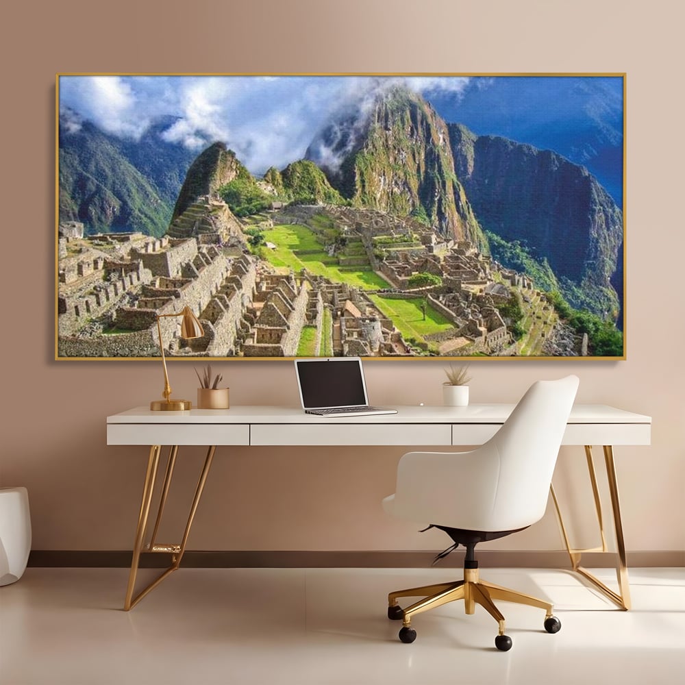 Tablou canvas cu tablou canvas cu cetatea machu picchu, in rama de aluminiu auriu, pe perete intr-un birou